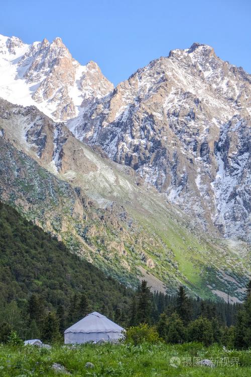 蒙古包和山